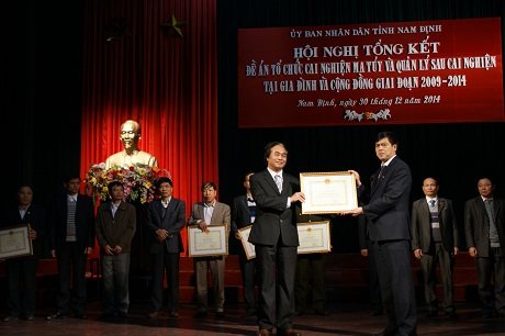Ông Trần Lê Đoài - Tỉnh ủy viên - Phó Chủ tịch UBND tỉnh Nam Định tặng Bằng khen cho Chi cục Phòng, chống tệ nạn xã hội tỉnh Nam Định